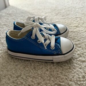 2 pair of converse Chuck Taylor toddler shoes size 6c